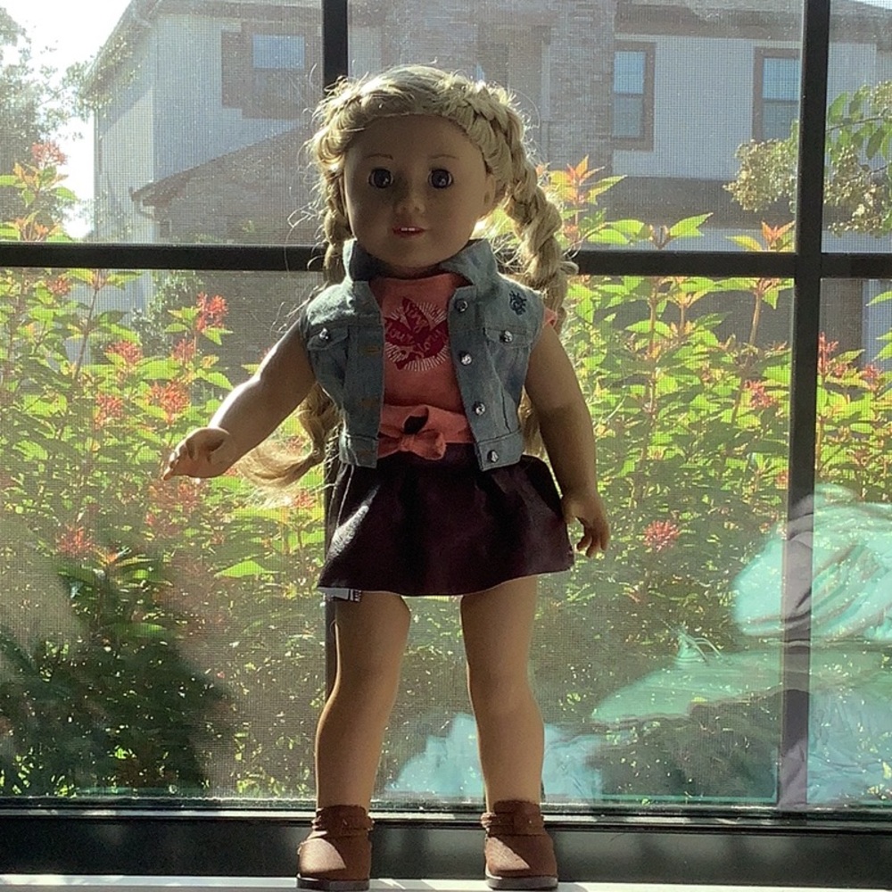 Tenny American girl doll with og clothing + with additional clothing!